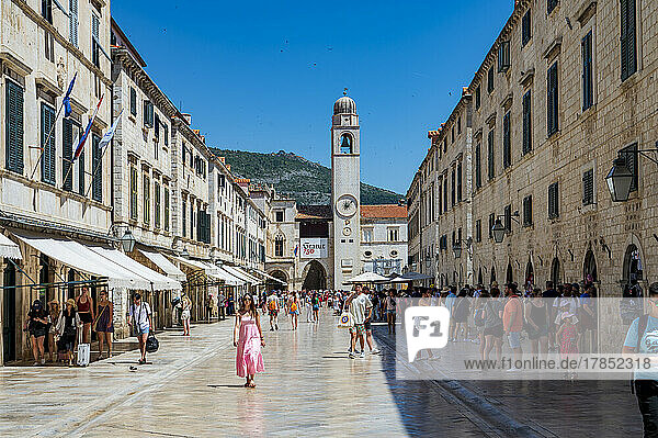 Tourists in Old Town  UNESCO World Heritage Site  Dubrovnik  Dalmatian Coast  Croatia  Europe