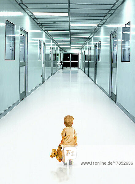 Kleiner Junge allein in leerem Krankenhauskorridor