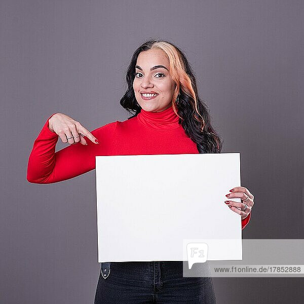 Schöne Frau  die auf ein leeres Whiteboard zeigt