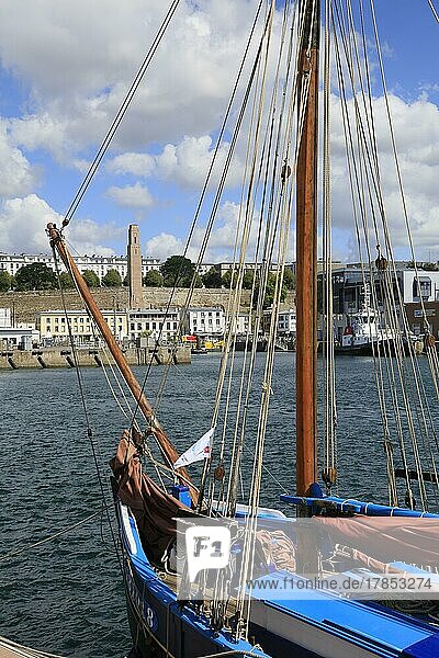 Hafen Port de Commerce  altes Segelschiff  Brest  Departement Finistere Penn-ar-Bed  Region Bretagne Breizh  Frankreich  Europa