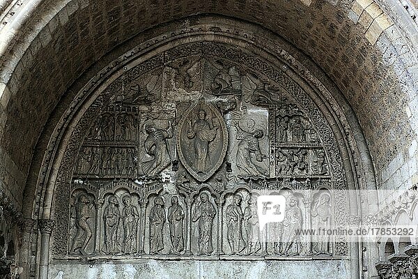 Detail on the Romanesque main portal  Saint-Etienne Cathedral  Cahors  Caur  Midi-Pyrenees region  Occitania  Lot department  France  Europe