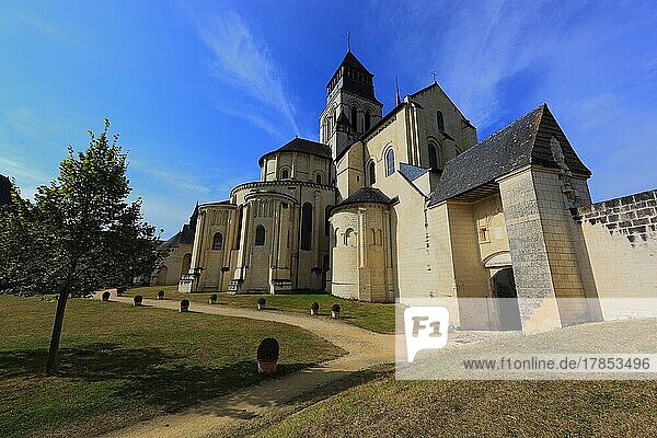 Fontevraud-lAbbaye  Maine-et-Loire  Abbaye Royale de Fontevraud  eine koenigliche Abtei  war ein gemischtes Kloster  das um das Jahr 1100 von Robert von Arbrissel unter Mitwirkung der Hersendis von Champagne gegruendet wurde. Die Abtei von Fontevraud  auch unter dem Namen Klosterstadt bekannt  gilt als groesstes kloesterliches Gebaeude Europas  Frankreich  Europa