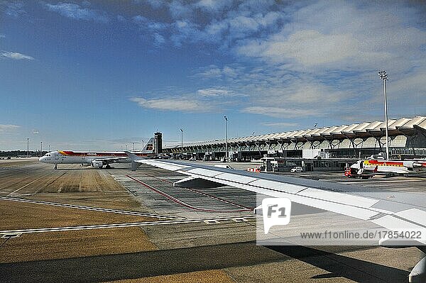 Flughafen Adolfo Suárez Madrid-Barajas  Halle und IFlugzeuge  Madrid  Spanien  Europa
