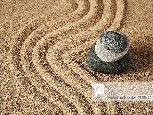 Japanischer Zen-Steingarten  Entspannung  Meditation  Einfachheit und Gleichgewicht Konzept  Kieselsteine und geharkten Sand ruhige ruhige Szene