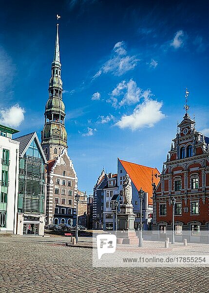 Rigaer Rathausplatz und St. Peterskirche  Riga  Lettland  Europa