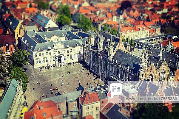 Vintage-Retro-Hipster-Stil Reise Bild der Luftaufnahme der Burg Platz mit dem Rathaus. Brügge (Brugge)  Belgien  Europa