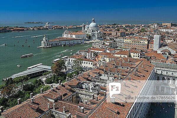 Blick vom Campanile  Glockentrum von San Marco  in Richtung Stadteil Dorsuduro und Giudecca  Venedig  Venetien  Italien  Europa
