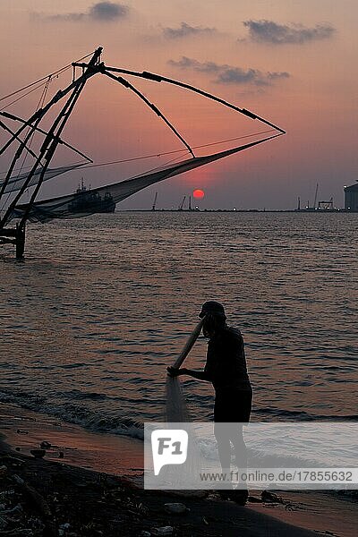 Fischer und Kochi chinesische Fischnetze bei Sonnenuntergang. Fort Kochin  Kochi  Kerala  Indien  Asien