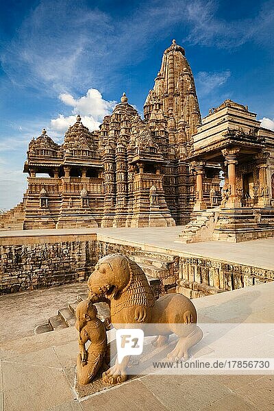 König und Löwenkampfstatue und Kandariya Mahadev-Tempel. Khajuraho  Indien  Asien