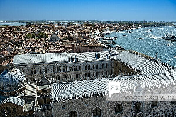 Blick vom Campanile  Glockentrum von San Marco  in Richtung Stadtteil Castello  Dogenpalast  Venedig  Venetien  Italien  Europa