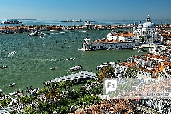 Blick vom Campanile  Glockentrum von San Marco  in Richtung Stadteil Dorsuduro und Giudecca  Insel San Giorgio  Venedig  Venetien  Italien  Europa