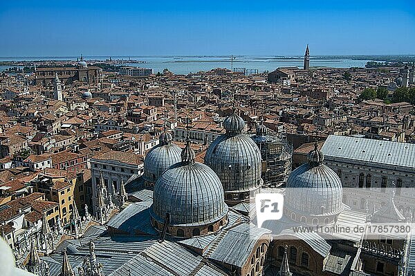 Blick vom Campanile  Glockentrum von San Marco in Richtung Stadtteil Castello  Markusdom  Venedig  Venetien  Italien  Europa