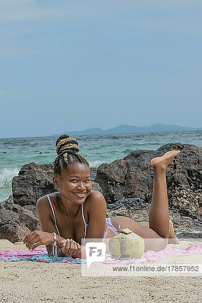 Junge dunkelhäutige Frau mit Bikini am Strand  Koh Larn  Pattaya  Thailand  Asien