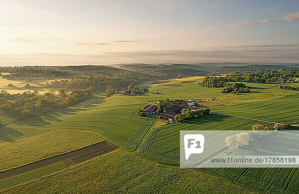 Landschaftsaufnahme eines Bauernhofes umringt von grünen Feldern  Gechingen  Deutschland  Europa