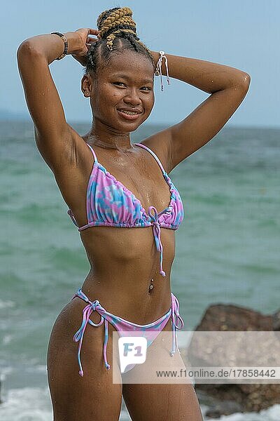 Junge dunkelhäutige Frau mit Bikini am Strand  Koh Larn  Pattaya  Thailand  Asien