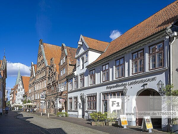 Heiligengeiststraße mit Ostpreußischem Landesmuseum und dem Bier- und Event-Haus Krone der Kronen-Brauerei  Lüneburg  Niedersachsen  Deutschland  Europa
