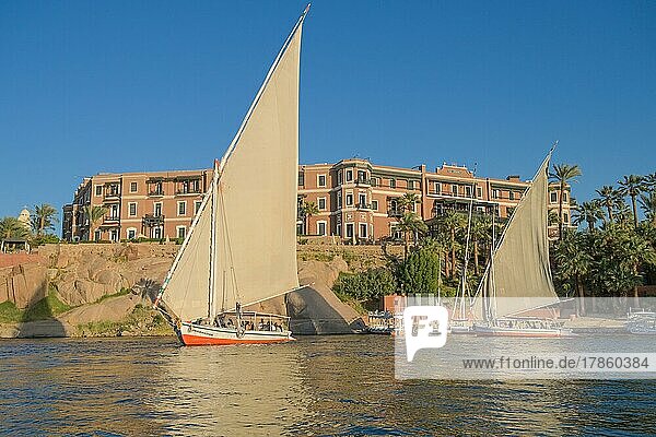 Ausflugboote auf dem Nil  Old Cataract Hotel  Assuan  Ägypten  Afrika