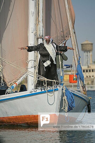 Touristin spielt Titanic-Szene  Segelboot bei Luxor  Ägypten  Afrika