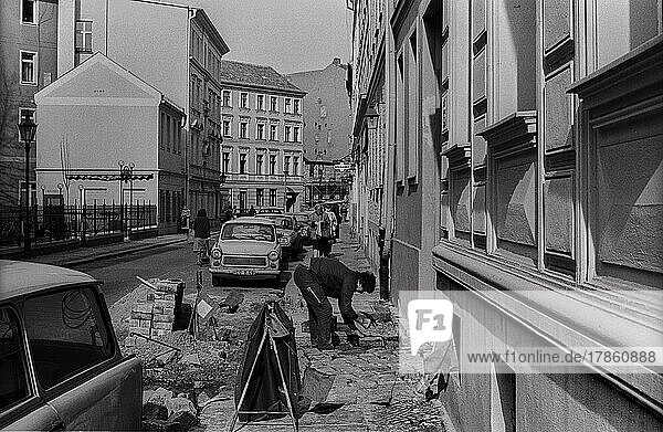 GDR  Berlin  25. 3. 1988  Sophienstraße  repairing the pavement  Trabanten