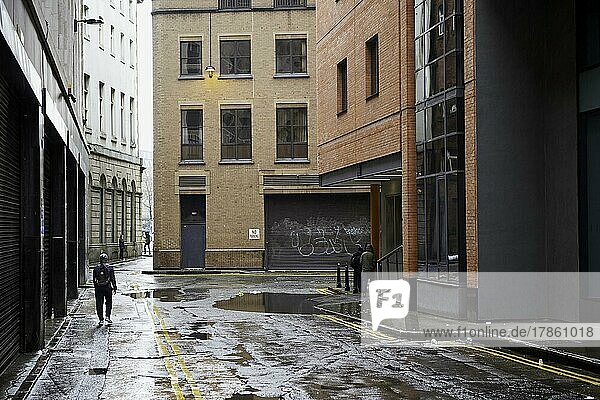 Regen  Fußgänger im Regen  Marble Street  Manchester  UK