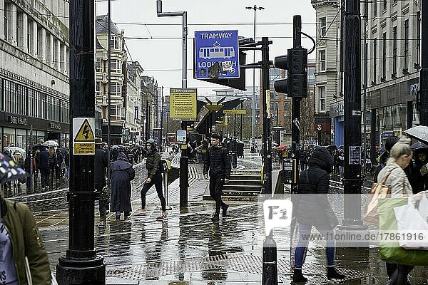 Regen  Fußgänger im Regen  Manchester  UK