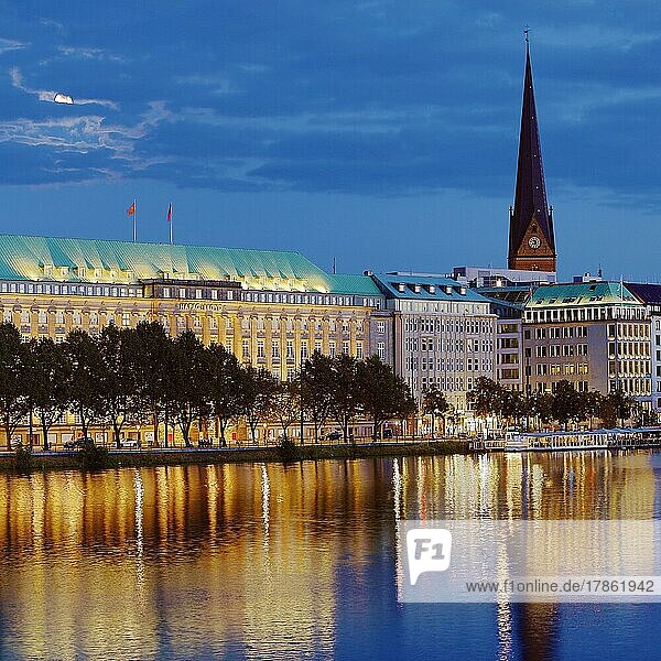 Binnenalster mit Ballin-Haus und der Hauptkirche St. Petri am Abend  Hamburg  Deutschland  Europa