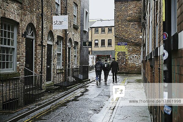 Regen  Fußgänger im Regen  Northern Quarter  Manchester  UK