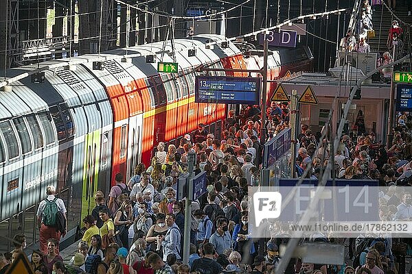 Viele Menschen stehen dicht gedrängt auf einem Bahnsteig vor einem Nahverkehrszug  Chaos im Nahverkehr  9 Euro Ticket  hamburger Hauptbahnhof  Hamburg  Deutschland  Europa