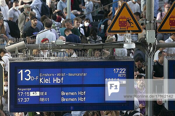 Viele Menschen stehen dicht gedrängt auf einem Bahnsteig  Chaos im Nahverkehr  9 Euro Ticket  hamburger Hauptbahnhof  Hamburg  Deutschland  Europa