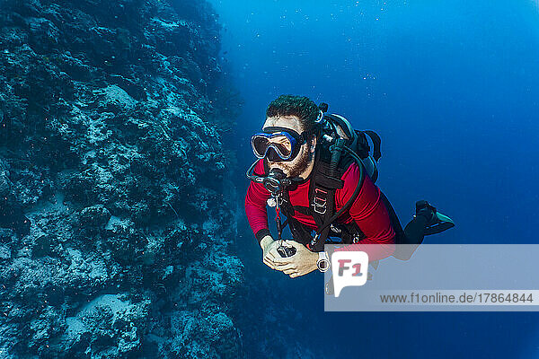 Diver exploring the Tubbataha Reef in Philippines