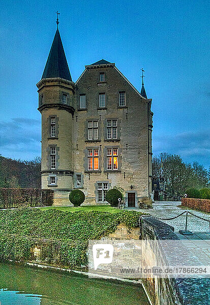 Das beleuchtete Wasserschloss Schaloen in Valkenburg aan de Geul zur blauen Stunde  Holland  Niederlande  Europa.