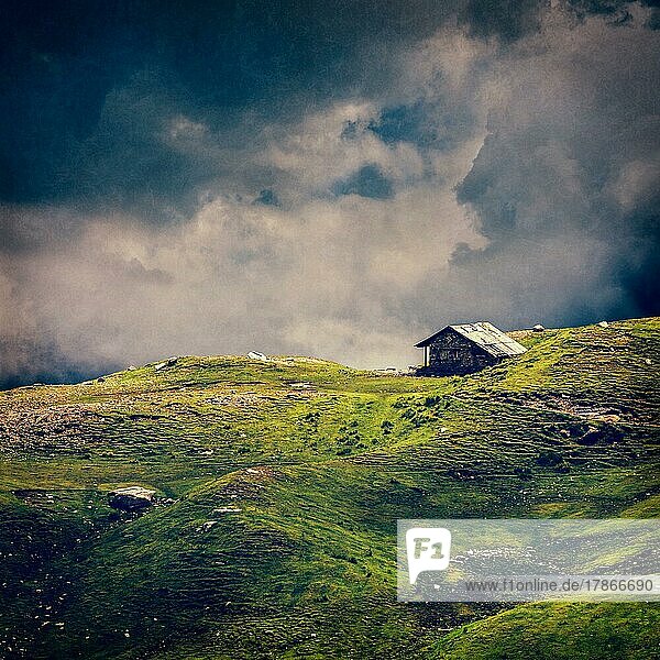 Serenity heitere einsame Landschaft Hintergrund Konzept  altes Haus in den Hügeln in mountins auf alpine Wiese in Wolken. VIntage Stil Kreuz Prozess  Korn und Textur hinzugefügt