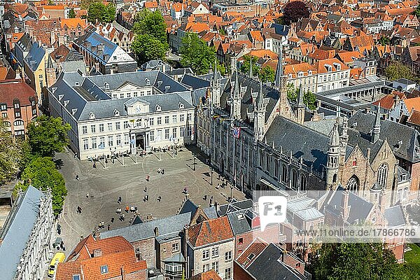 Luftaufnahme des Burgplatzes mit dem Rathaus. Brügge (Brugge)  Belgien  Europa
