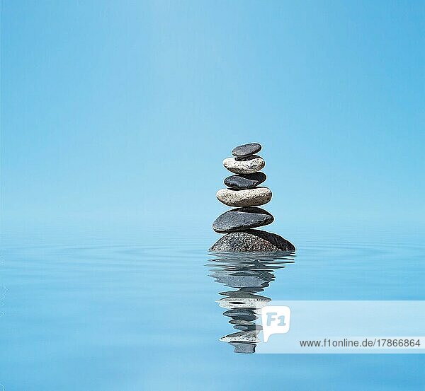 Zen-Meditation Hintergrund  ausgewogene Steine Stapel im Wasser mit Reflexion
