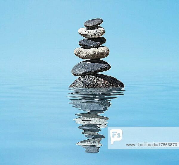 Zen-Meditation Hintergrund  ausgewogene Steine Stapel im Wasser mit Reflexion