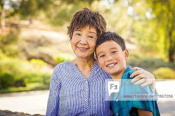 Outdoor-Porträt eines gemischtrassigen chinesischen und kaukasischen Jungen und seine chinesische Großmutter