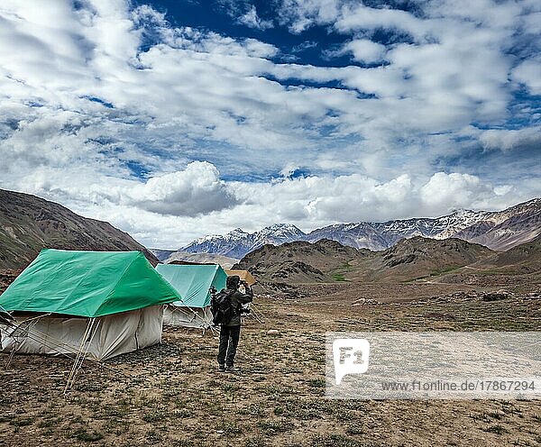 Fotograf  der mit seinem Mobiltelefon Fotos in den Bergen des Himalaya macht. Spiti-Tal  Himachal Pradesh  Indien  Asien