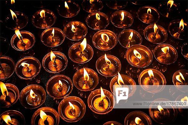 Brennende Kerzen in einem tibetisch-buddhistischen Tempel. Himachal Pradesh  Indien  Asien