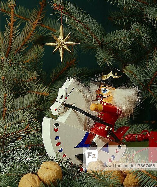 Nußknacker mit Schaukelpferd  Pferd  Nüsse  Weihnachtszeit  Advent  Nutcrackers with rocking horse  horse  nuts  yule tide
