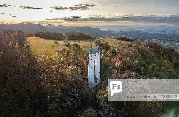 Landschaftsaufnahme des Schönbergturm im Goldenen Herbst  Pfullingen  Deutschland  Europa