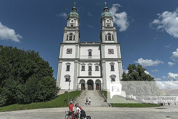 Basilika St. Lorenz  gebaut um 1651  vorne Touristen auf dem Fahrrad  Kempten (Allgäu)  Bayern  Deutschland  Europa