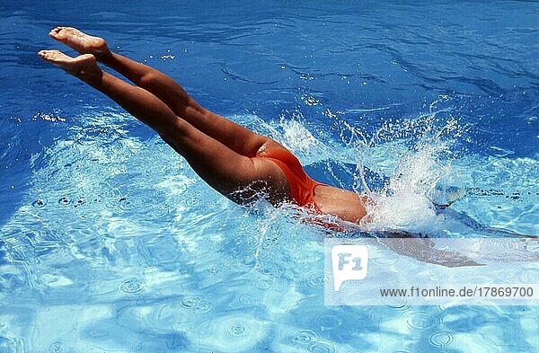 Frau springt ins Wasser  Kopfsprung  Eintauchen