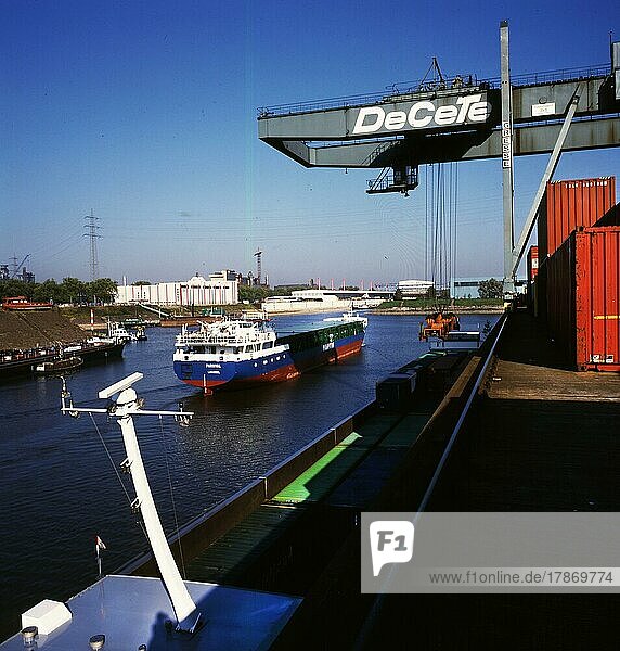 Duisburg: Working in the port of Duisburg on 24. 10. 1995 loading ships. Germany  DEU