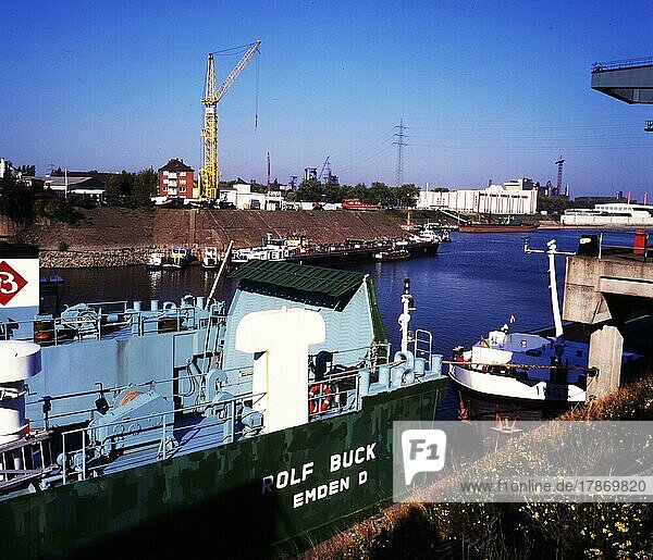 Duisburg: Working in the port of Duisburg on 24. 10. 1995 loading ships. Germany  DEU