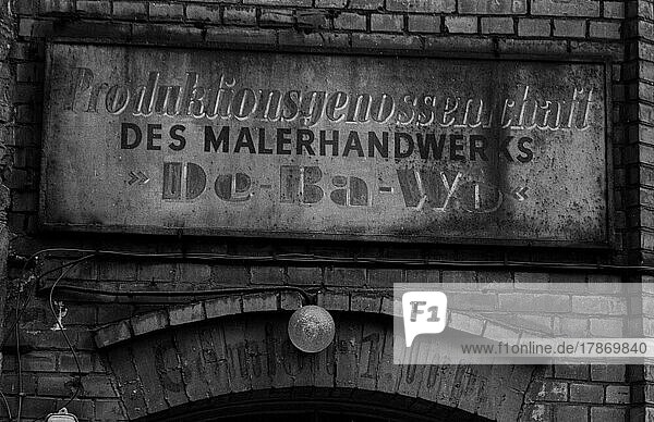 DDR  Berlin  28. 4. 1986  altes Firmenschild in der Kastanienallee  Produktionsgenossenschaft des Malerhandwerks  De-Ba-Wol
