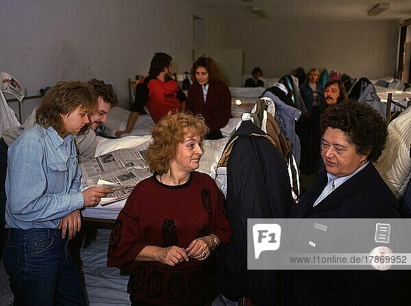 Unna Massen. Übersiedler und DDR Flüchtlinge (z. Teil auch Freigekaufte DDR Bewohner) am 27. 3. 1990 im Auffanglager