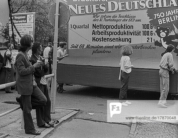 GDR  Berlin  01. 05. 1987  1. May rally 1987 on Karl-Marx-Allee  Neues Deutschland  two spectators . . © Rolf Zoellner