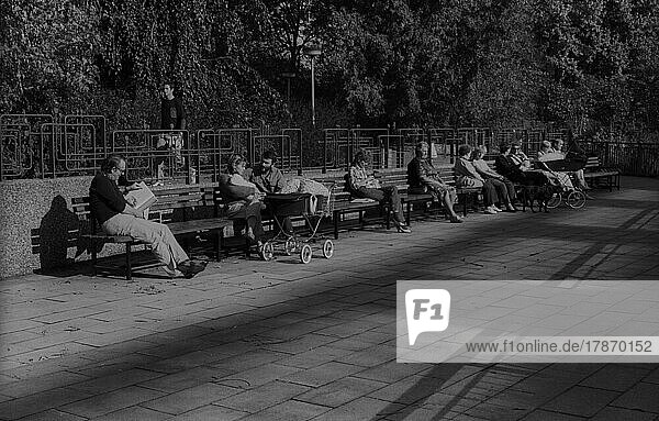 DDR  Berlin  10. 11. 1986  Sonntagnachmittag im Monbijou Park  sich sonnende (DDR) Bürger an der Spree