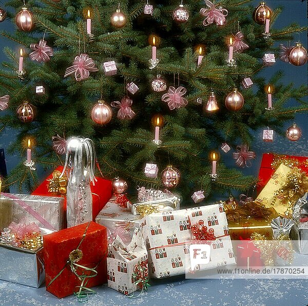 Brennende Kerzen und Geschenke unterm Weihnachtsbaum Weihnachtszeit  Advent  burning candles and presents under the Christmas tree yule tide