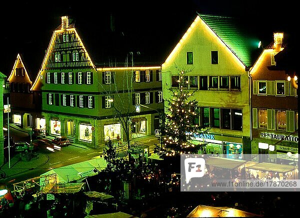 Abendstimmung  Lichter am Abend  Blick auf den Weihnachtsmarkt  Vaihingen Enz  Baden-Württemberg  Deutschland  Evening mood  lights in the evening  look at the Christmas fair  Baden-Wurttemberg  Germany  Europa